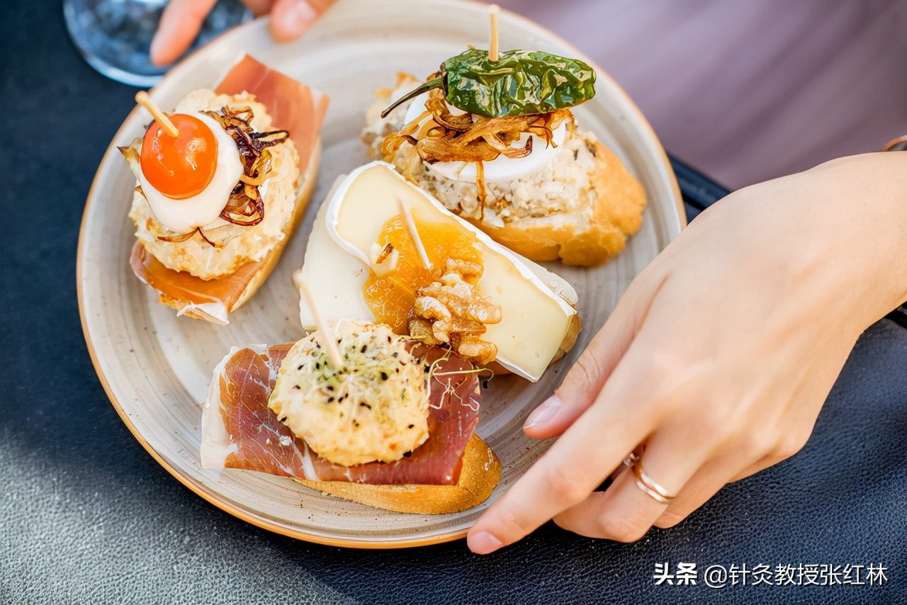 16岁月经推迟不来怎么调理,月经推迟一个月怎么又来大姨妈了