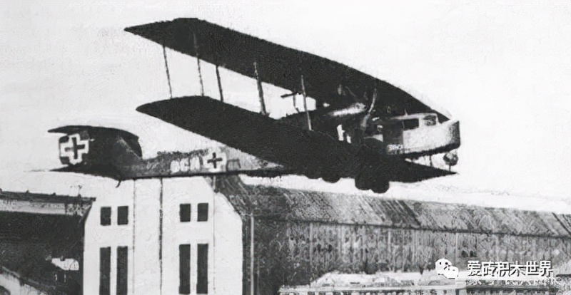 「爱砖MOC每日推送」用积木在现实中游玩战地1一战哥达式轰炸机