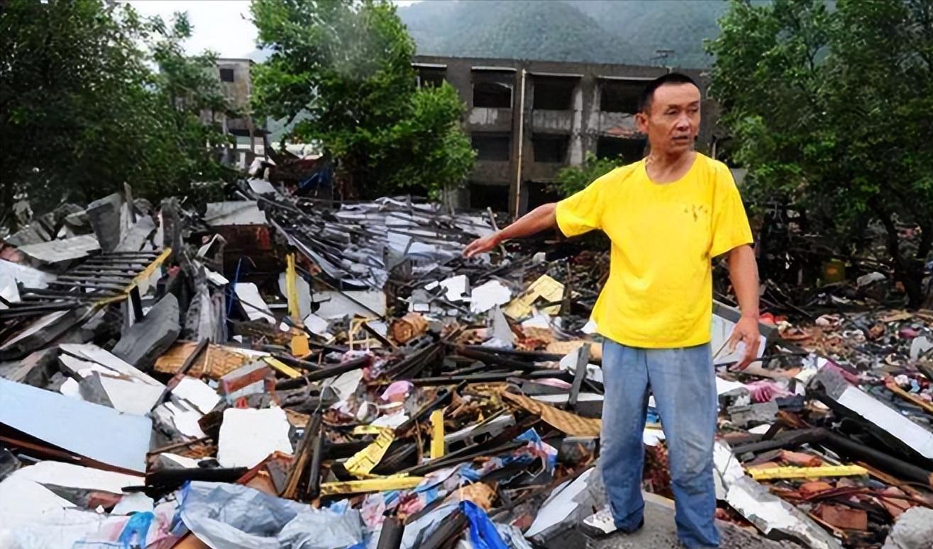 08年背亡妻回家感动国人,骑摩托车背亡妻回家的吴加芳