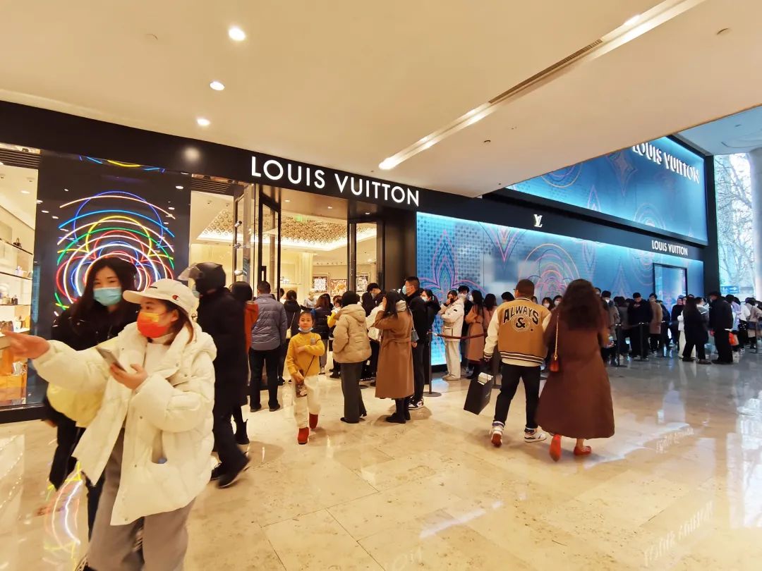 晚买一天多花5000，LV门店排长龙，谁在抢购涨价的奢侈品？