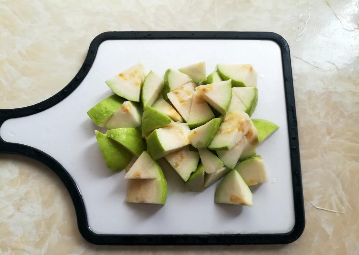 6月这水果2元1斤，每次遇到买一箱，简单一拌，营养又解馋