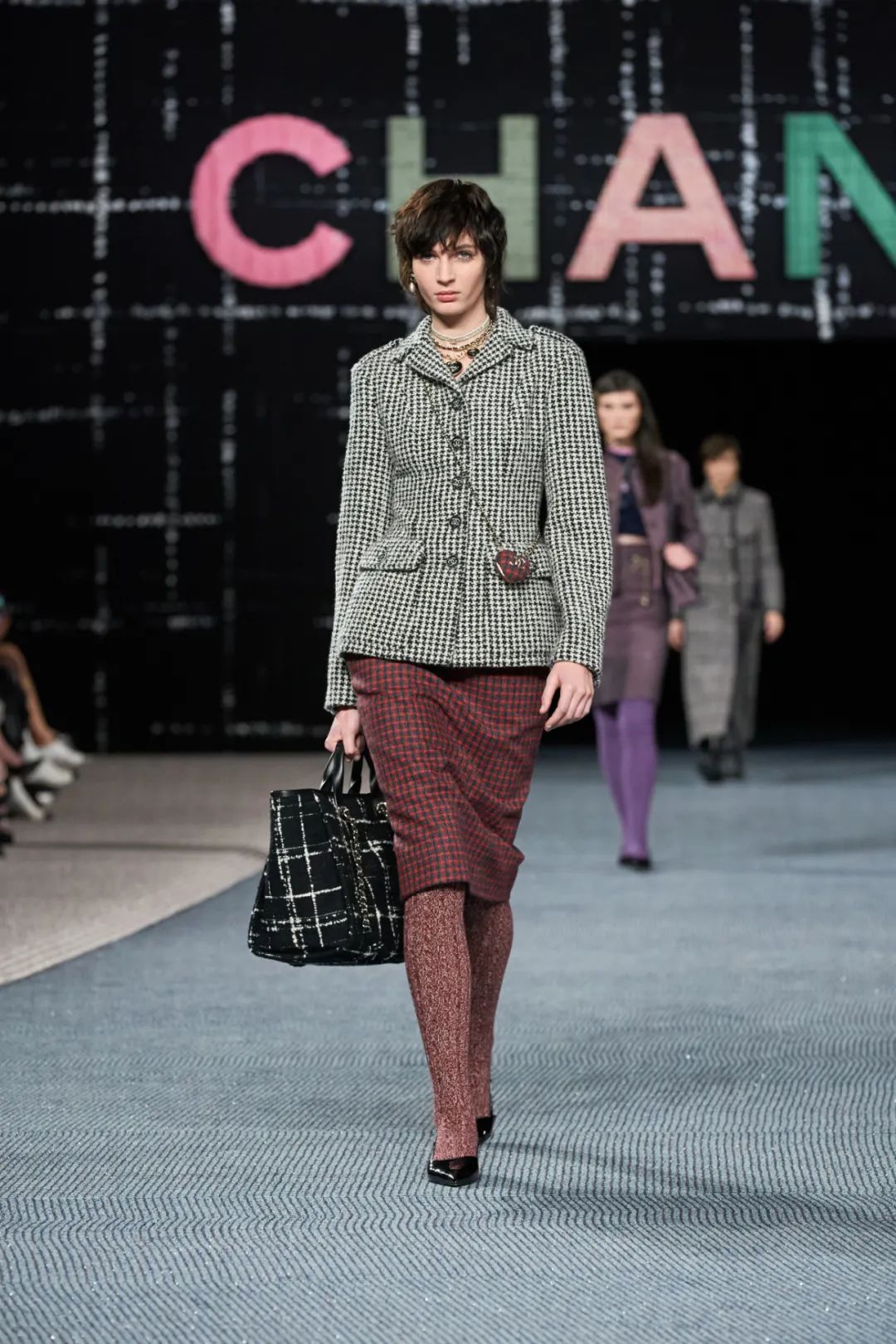 香奈儿2021春夏时装秀面料,香奈儿2022秋冬时装秀舞台分析