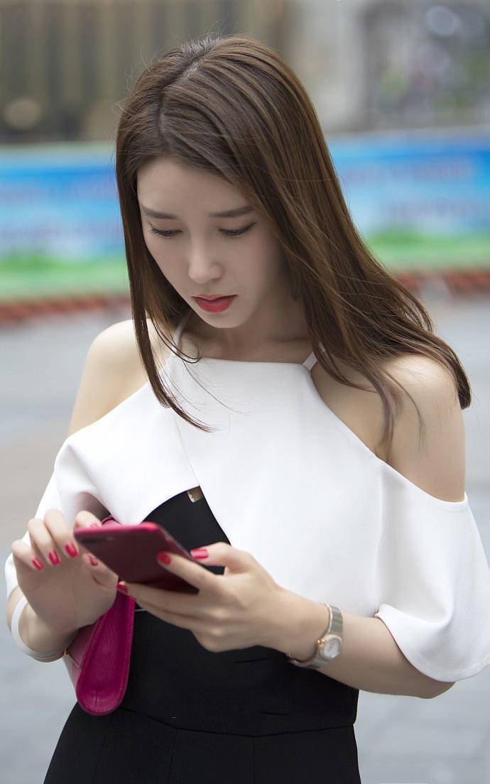 162穿连体裤搭高跟鞋好看吗 (穿丝绒镂空连体裤配高跟鞋)