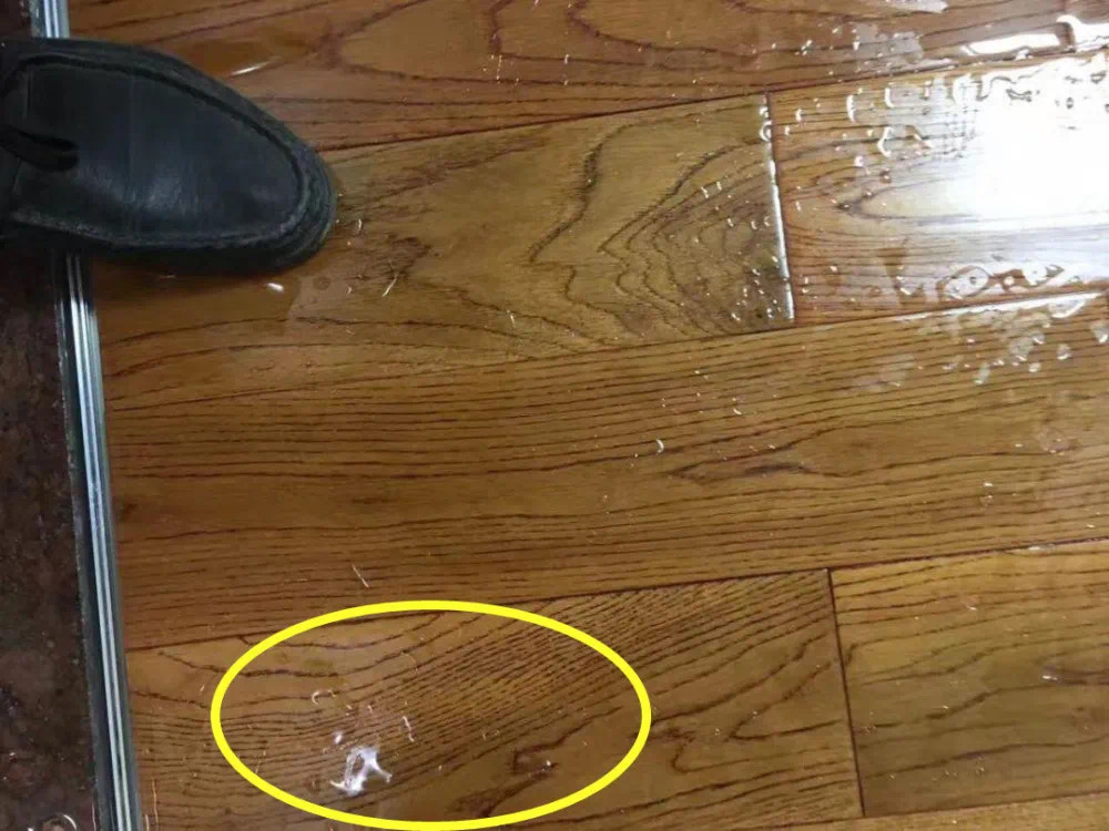 卫生间瓷砖底下往餐厅渗水怎么办,卫生间瓷砖渗水怎么办