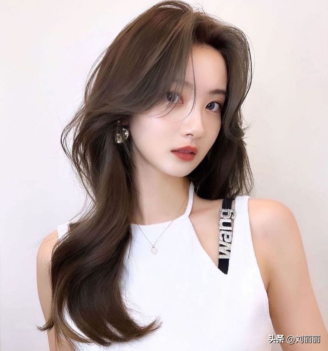 圆形女生什么发型能让五官立体,不太立体的圆脸女生适合什么发型