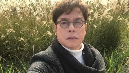 72岁谭咏麟吃早餐引争议,谭咏麟原配莎莉正式剃度出家了