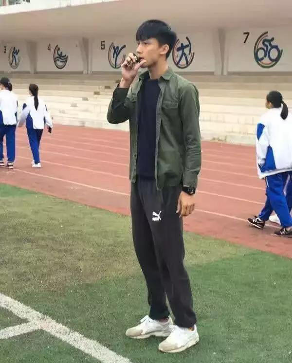 发现男老师喜欢自己该怎么办,喜欢自己的男老师正常吗