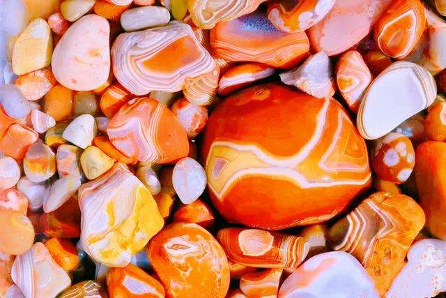 内蒙古遍地半透明石头,内蒙古发现玛瑙