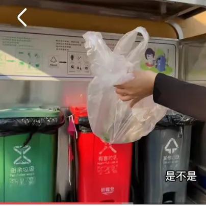 哈哈安全抵达西双版纳，一般旅馆拒绝莎莎住宿，引她误解而心慌。