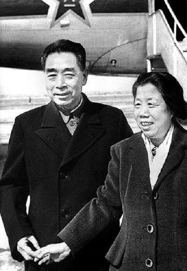 与周总理假扮“革命夫妻”，1976年得知总理去世，她哭晕在大堂