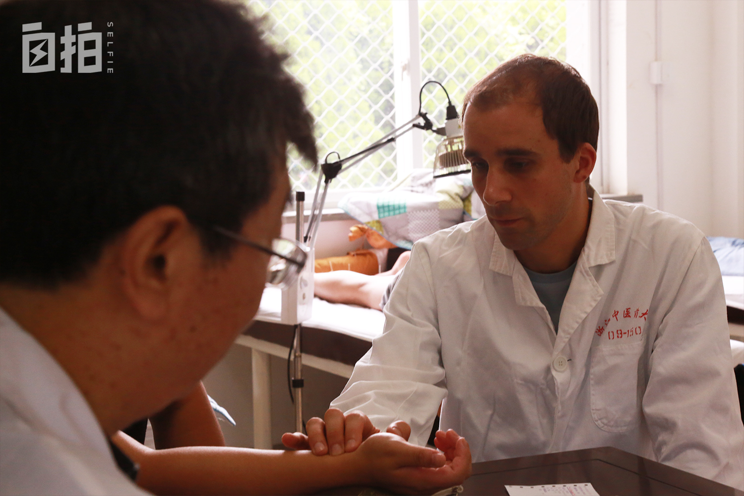 我,德国人,到河南学武术,在杭州学中医,给中国人号脉、针灸