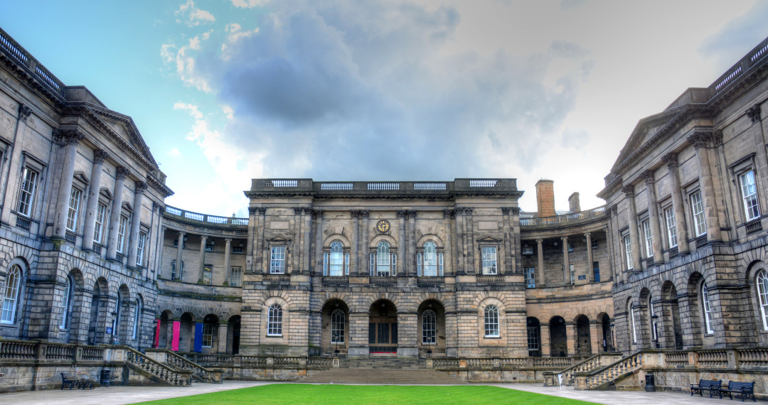 英国部分大学取消期末考试成绩，学生：我论文都交了！