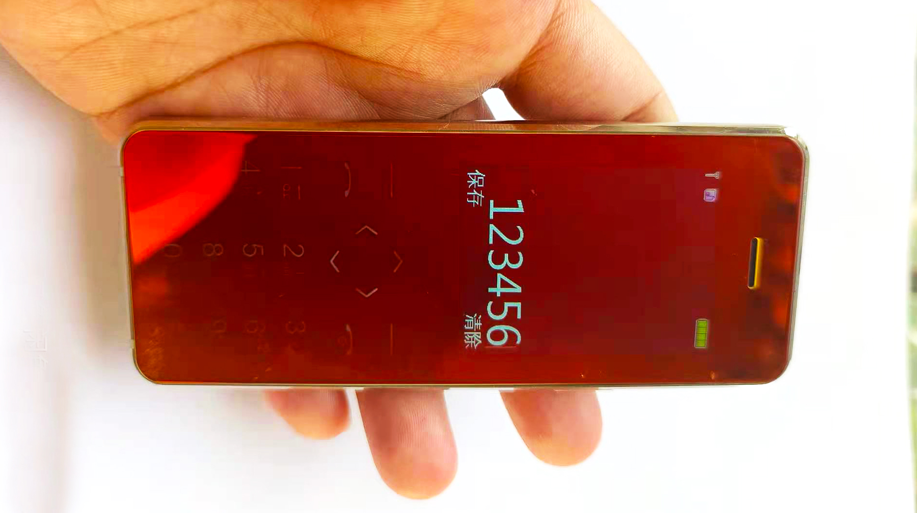 金属加全触控按键设计，这台国产小众直板机，拿在手里像一面镜子