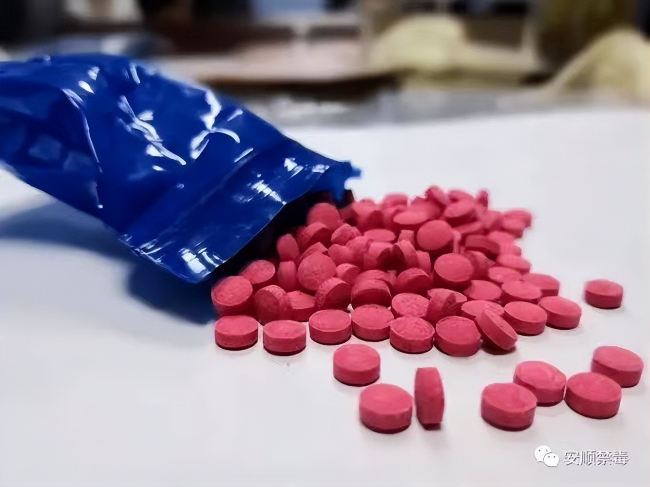 东北“五毒教母”的荒唐人生：年过5旬*养包**23岁小伙，拉女儿贩毒