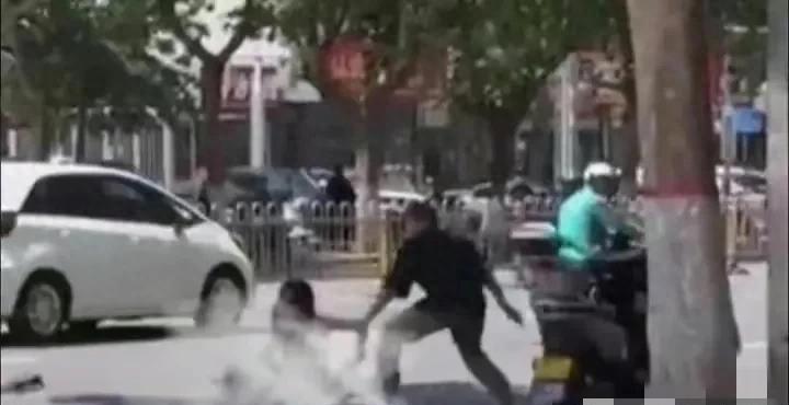 男子在小区裸晒补钙后续,男子在小区裸晒补钙犯法么