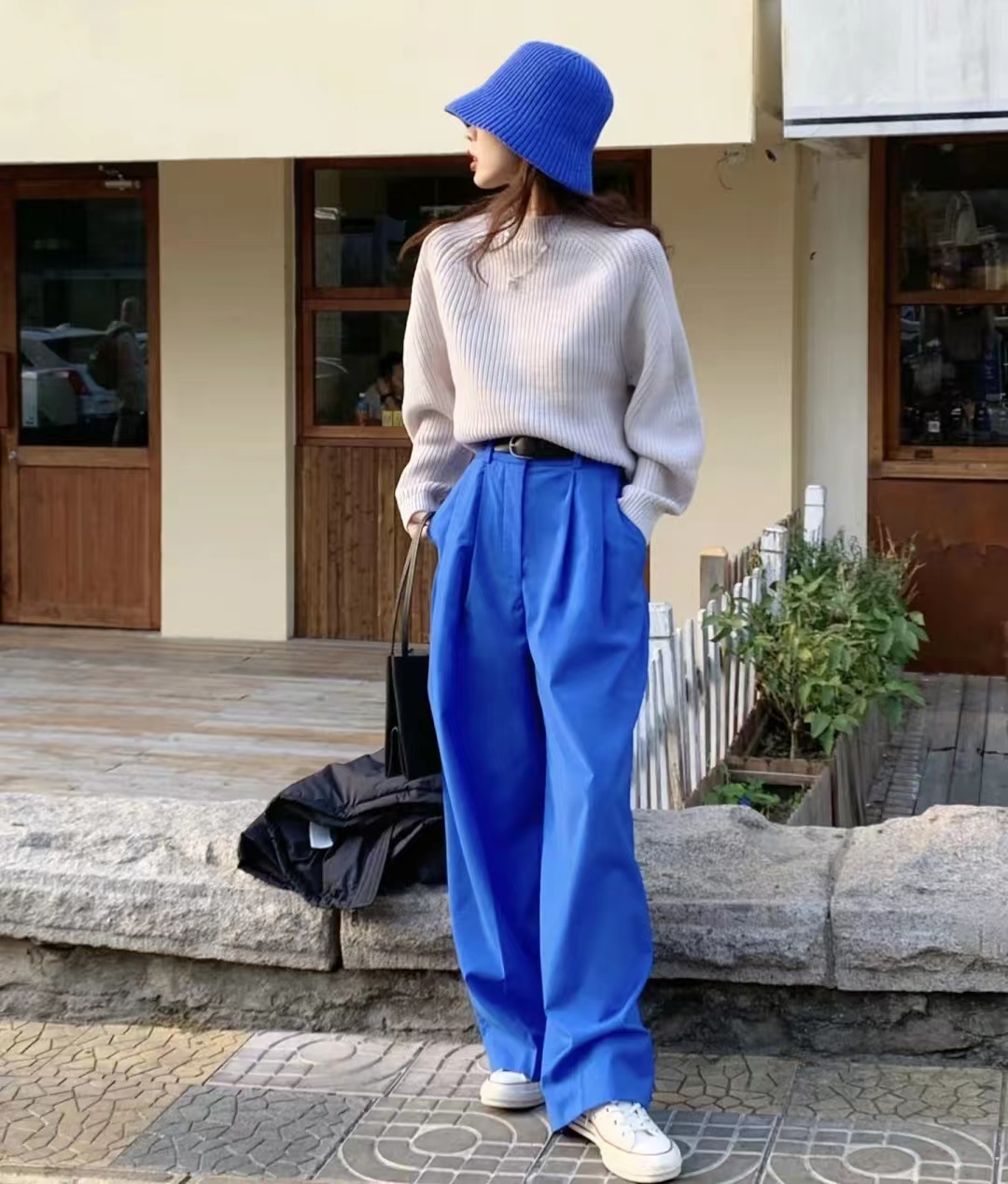 19冬羽绒服穿搭,韩款黑色羽绒服搭棕色长靴