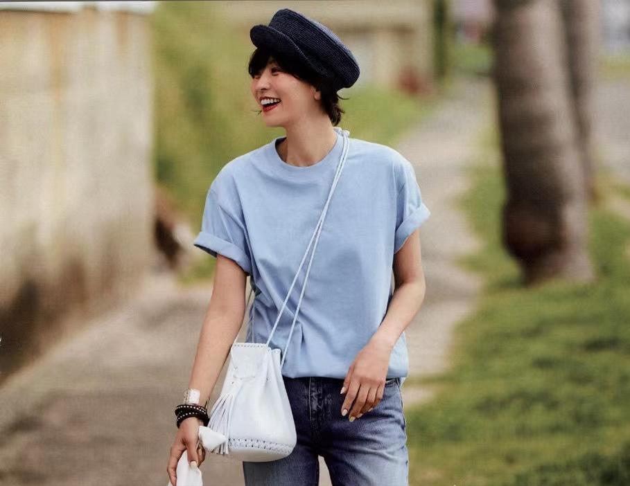 女生穿运动鞋最时尚的穿搭,白体恤怎么搭配裙子运动鞋