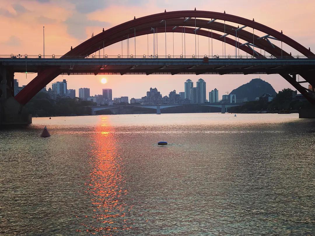 柳州10元一碗粉多菜,柳州最多配菜的螺蛳粉