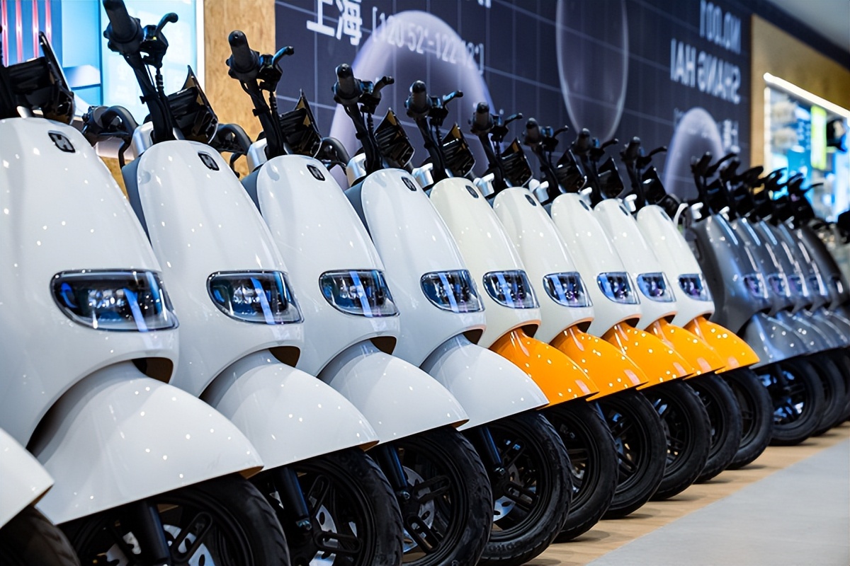 暑假出游年轻人,暑期租电动车