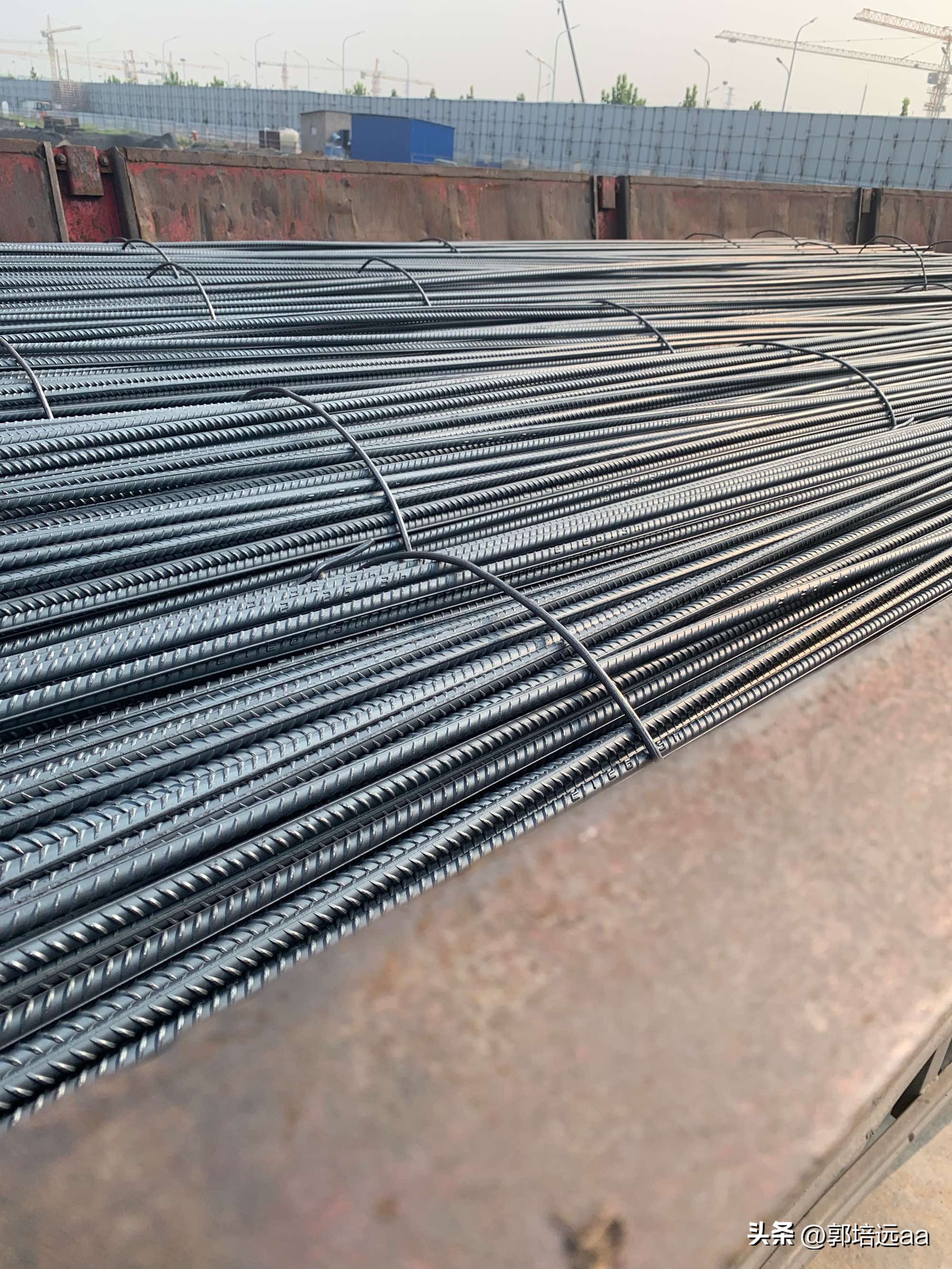 钢、竹、藤在混凝土中作钢筋的比较研究：拉伸和弯曲特性