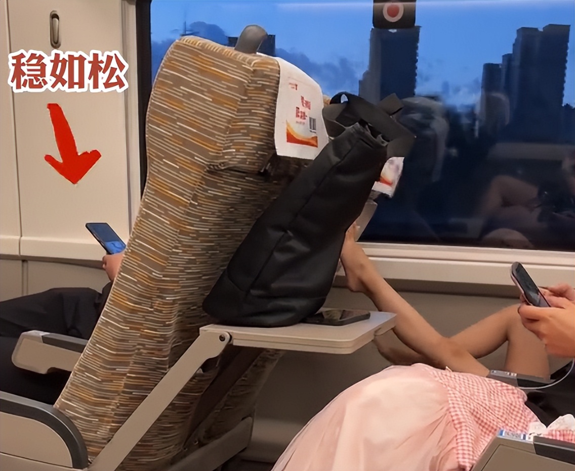 火车熊孩子一直踢如何处理,高铁熊孩子踢座位