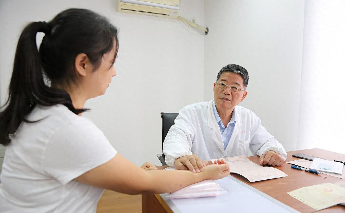 女子体内有蜱虫被医生拿镊子拔出,女子身上长虫医生拿镊子治疗