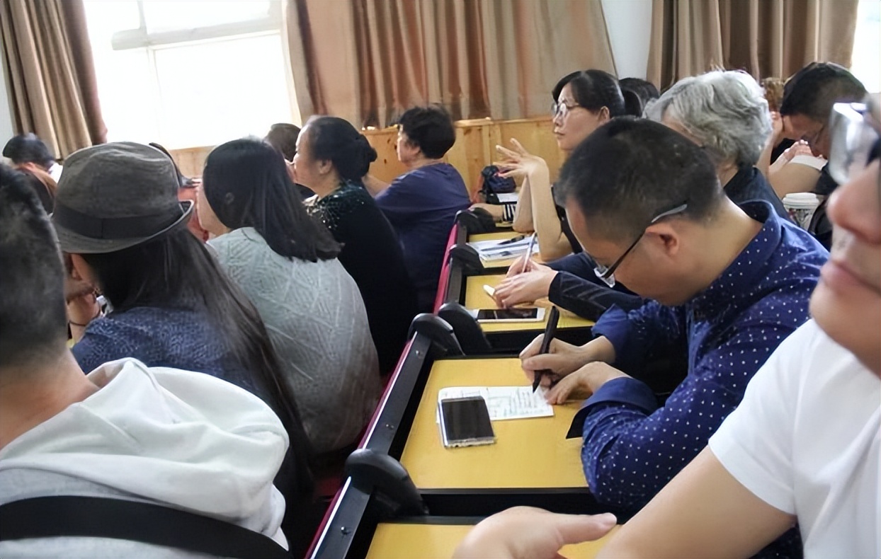 成都涉事小学回应连开三天家长会,网传成都一小学家长会连开三天