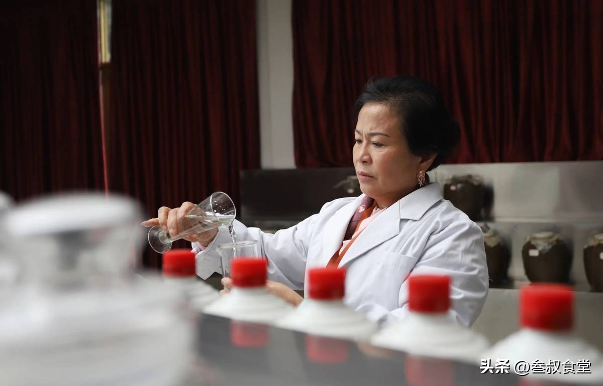 酒桌上的敬酒术嘴笨人必学,酒桌上轮到你敬酒别傻坐着