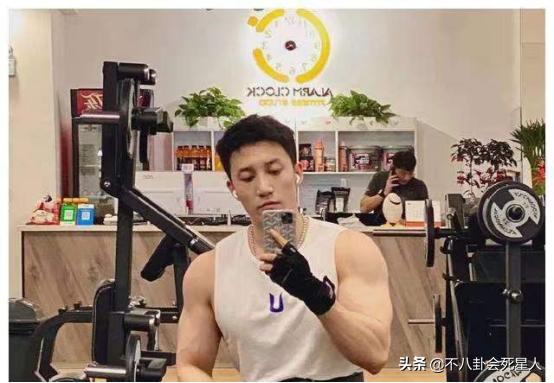 健身有效和健身无效的男演员,男明星无器械健身