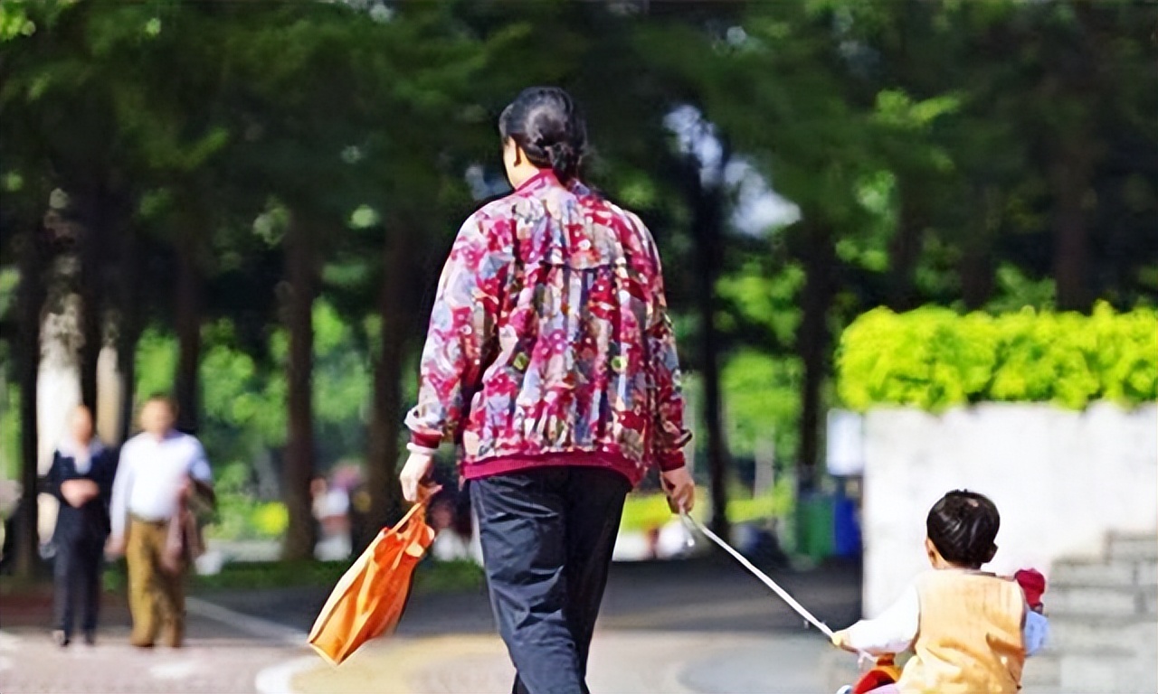 老人是否要做孩子们的免费保姆,老人做免费保姆带孙子的心酸