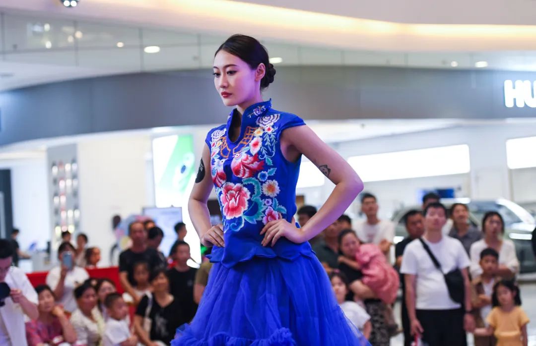 热辣较劲！国际胸模大赛第二场海选20位佳丽激情PK，场面惊艳