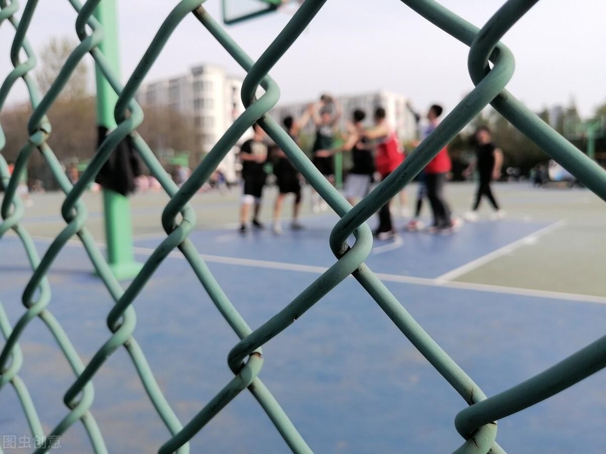 横穿球场被撞伤，68岁老人状告打球学生索赔5万，法院：后果自负