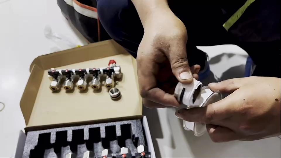 地暖更换分水器漏水怎么办,地暖更换分水器用抽掉管里的水吗