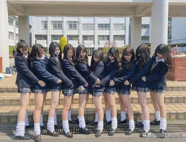 时隔20年，日本00后又再度穿起“泡泡袜”！它曾是涩谷辣妹的最爱