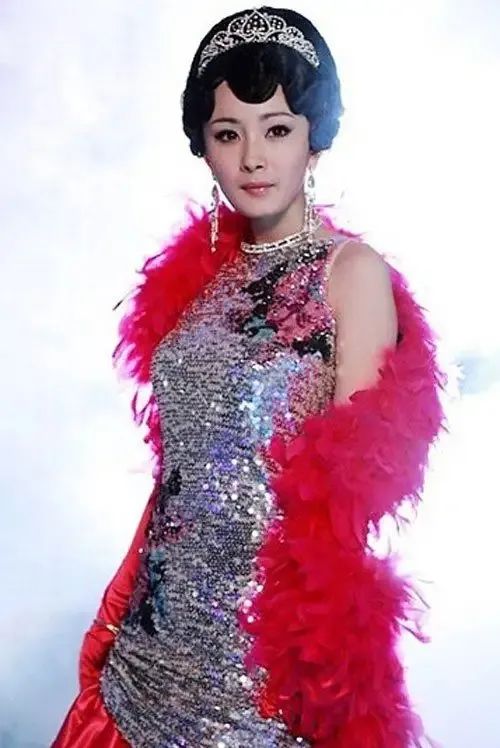 刘嘉玲关晓彤同框,穿旗袍大秀窈窕好身材