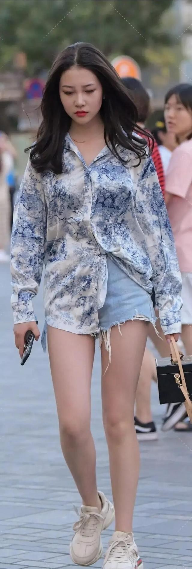 修饰腿型牛仔裤穿搭女,阔脚裤优雅大气高级感穿搭