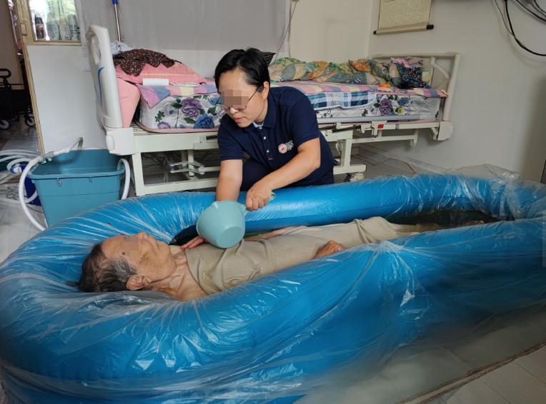 女人免费给老人做保姆,陕南女孩免费帮老人