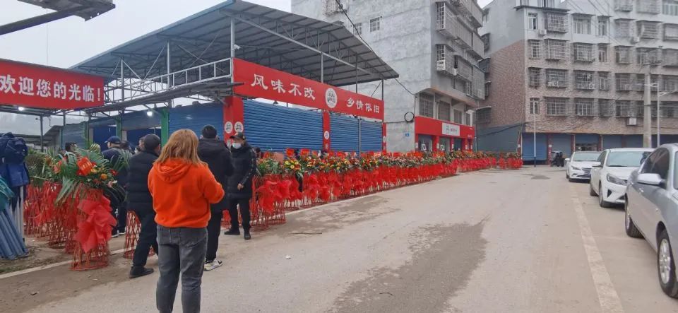 花篮摆了半条街！南充嘉陵的龙蟠竟然办起一个“宴会中心”了！