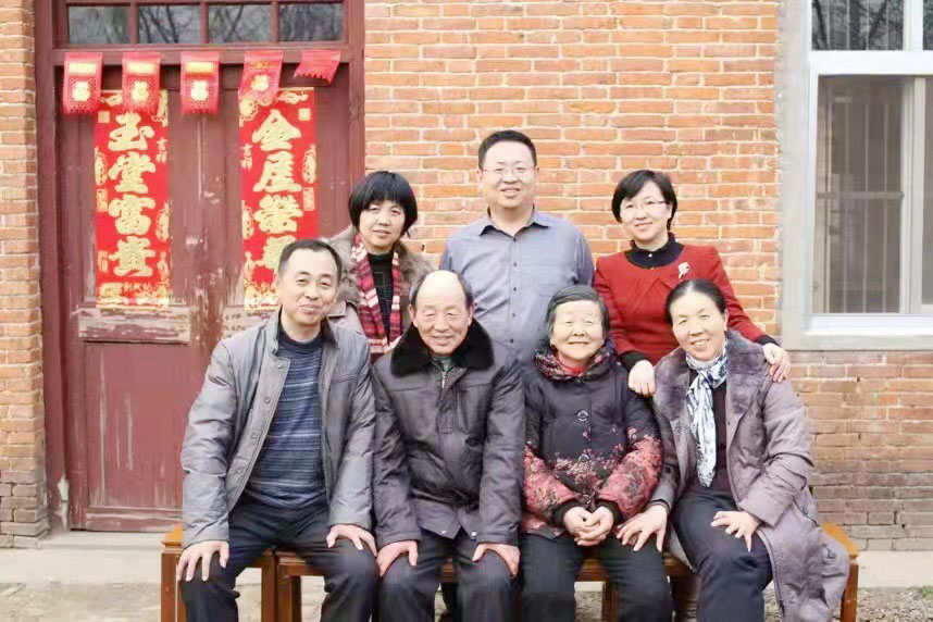 文盲父母培养出名校大学生,文盲父母陪孩子读书