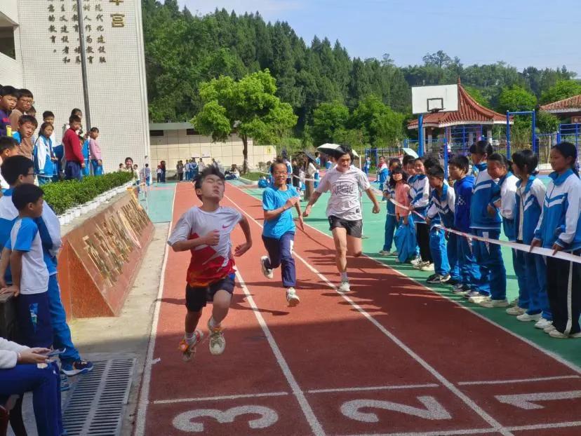 青春无畏逐梦扬威的活动背景,运动会进行时青春无畏逐梦扬威