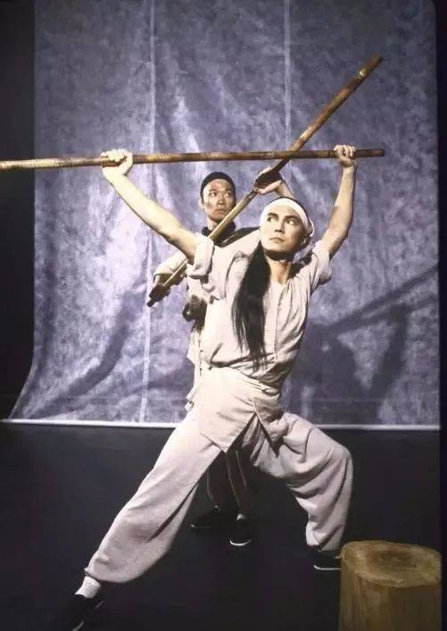 “亚洲*男美**”尊龙：无父无母，无儿无女，71岁孑然一身，一生孤独