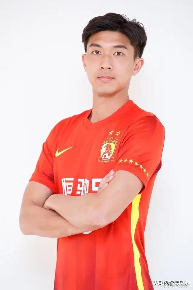 河南建业为什么要换球衣颜色,河南建业新赛季官方写真