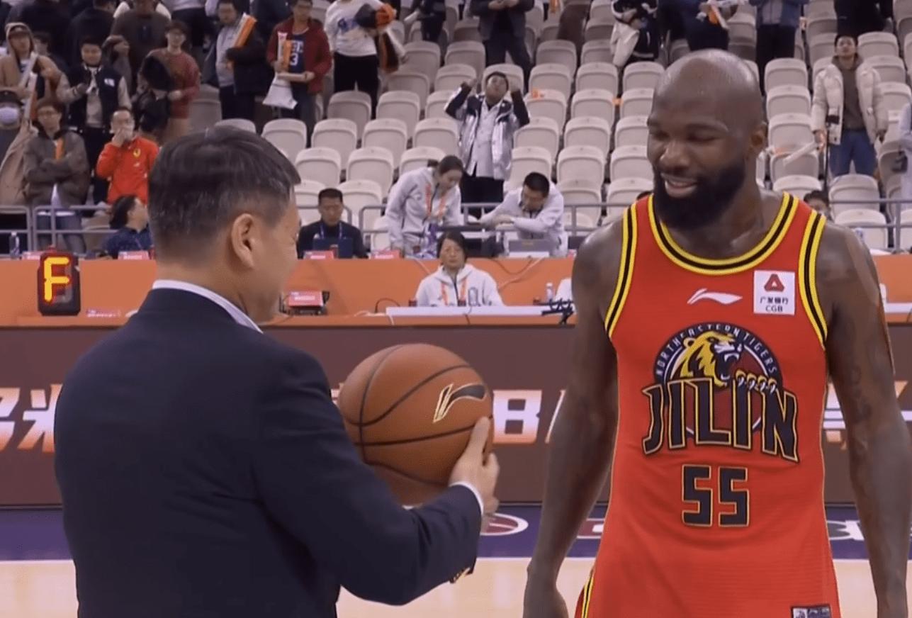 场均28+11+11！CBA第一外援深夜卖战靴，售价1万美元还真有人想要