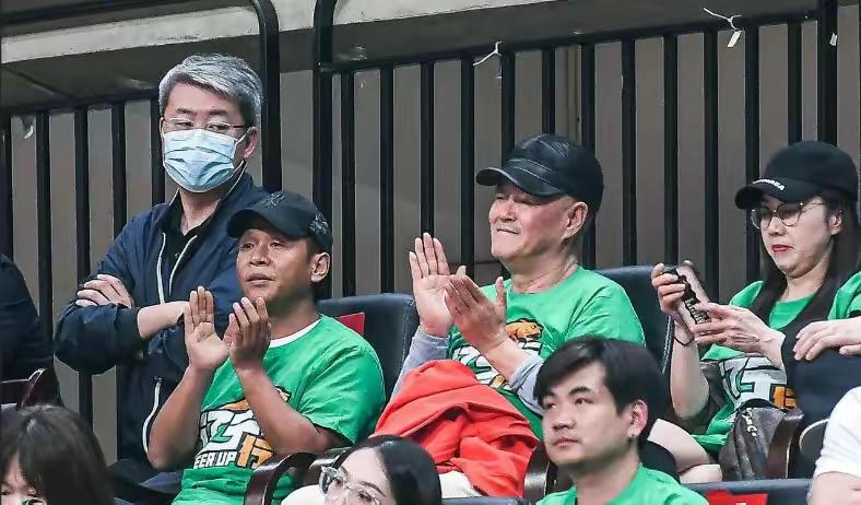 杨鸣和徐杰对位,cba徐杰抢断北京中锋精彩视频