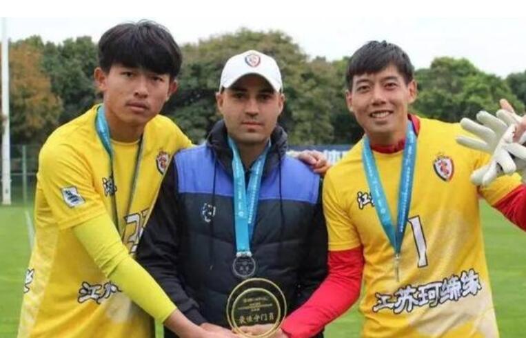 16支足球队告别中国足坛,中国足坛又一位功勋名将宣布退役