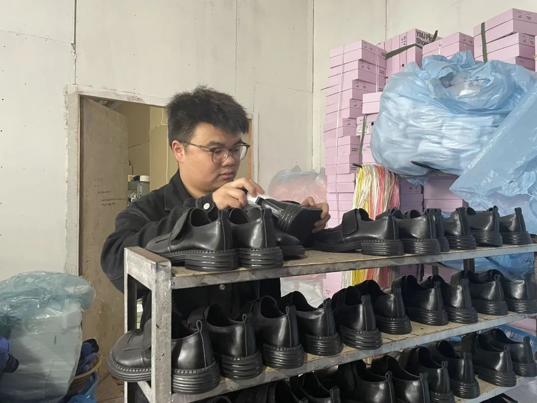 00后小伙卖老人鞋月收入千万,00后男生摆地摊儿赚了50万