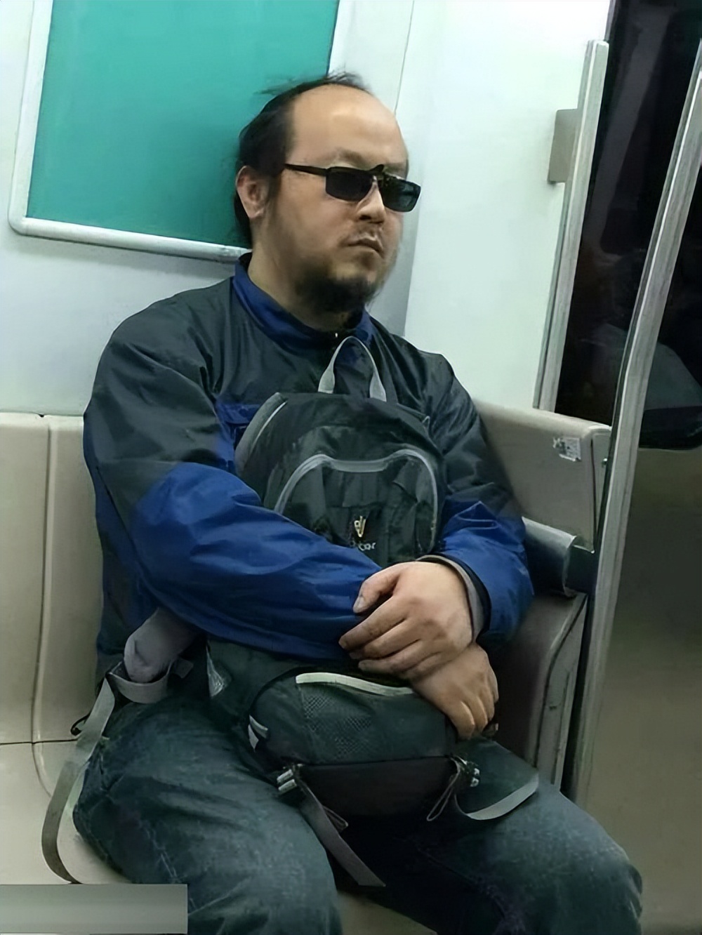 窦唯近照曝光显憔悴,窦唯现状曝光一改往日邋遢形象