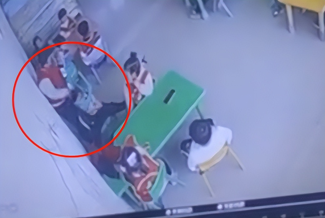 女幼师课上扒光4岁男童上衣，另有一名老师旁观，后续处理来了