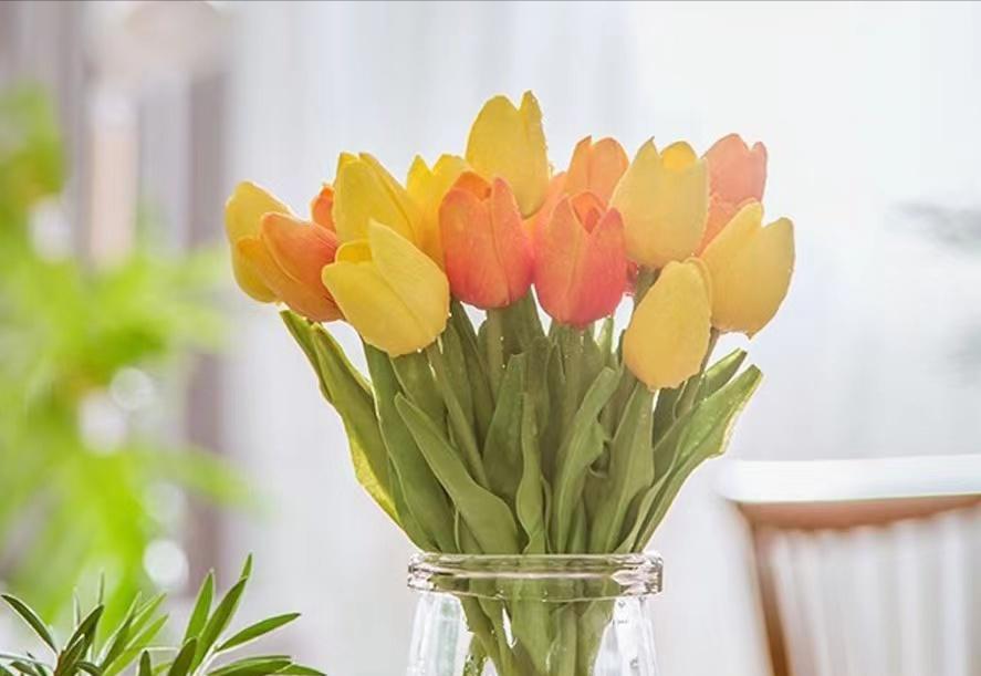 男人把你放心上了，这些下意识的“小动作”，能看出他特别爱你