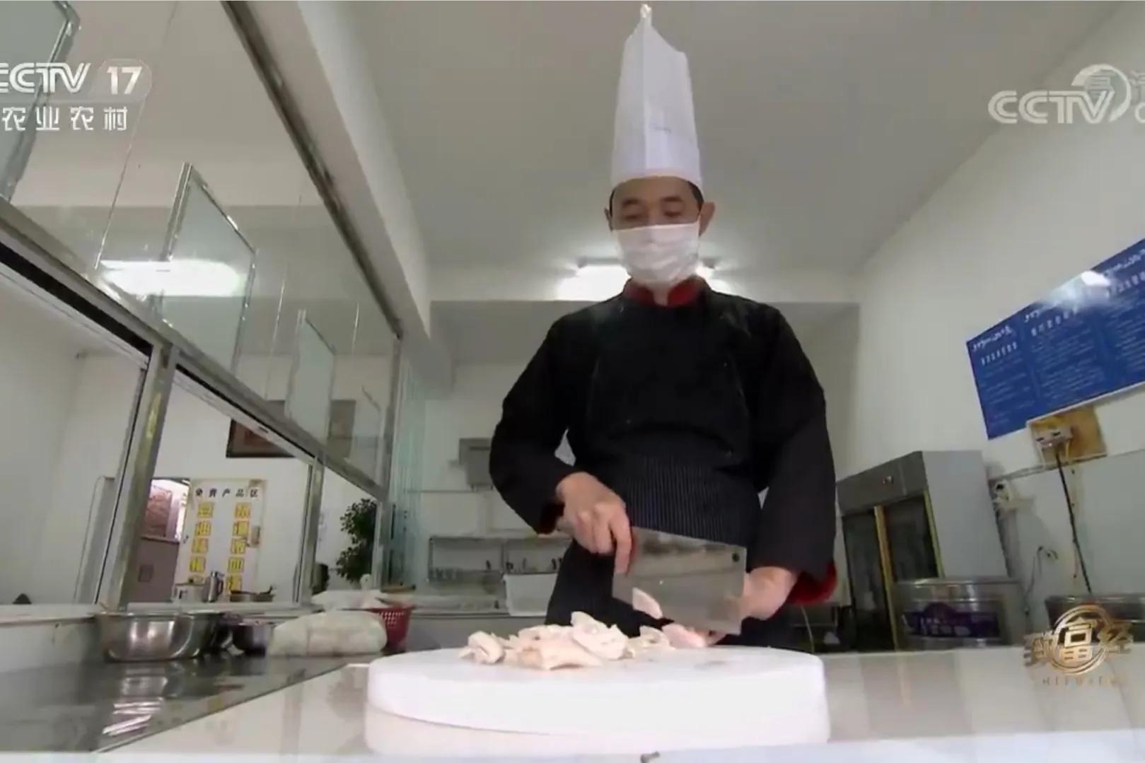 男子承包900亩荒山创业,小伙承包500亩地种特产如今暴富